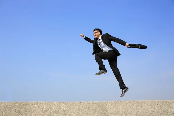 幸せなビジネスマンが飛び跳ねる — ストック写真