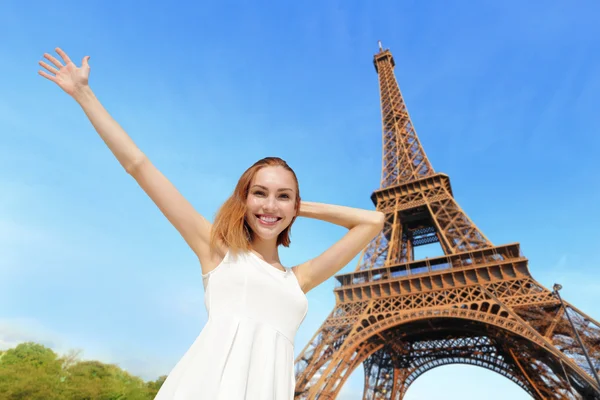 Mujer feliz de pie en París —  Fotos de Stock