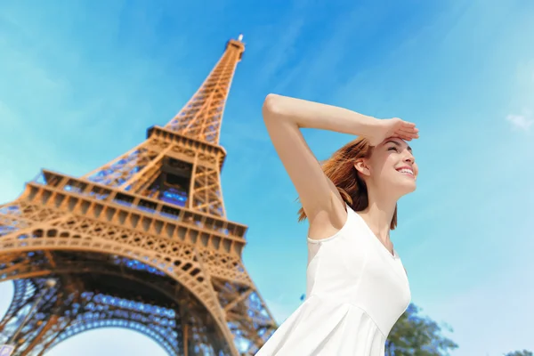 파리에서 서 행복 한 여자 — 스톡 사진