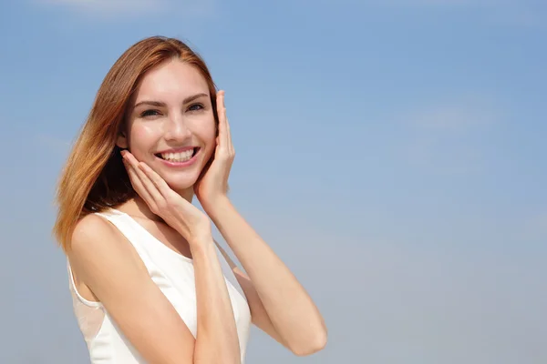 Mujer posando al aire libre —  Fotos de Stock