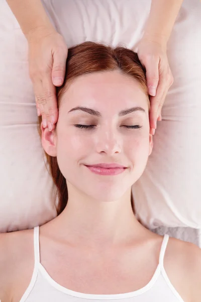 Młoda kobieta korzystająca z masażu — Zdjęcie stockowe