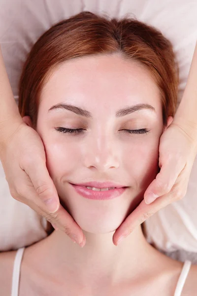 Jovem mulher desfrutando de massagem — Fotografia de Stock