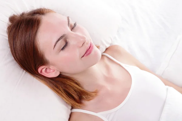 Mujer acostada en la cama — Foto de Stock