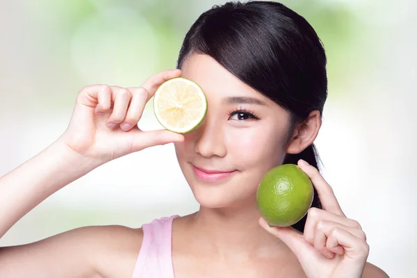 Dívka zobrazeno citrony — Stock fotografie