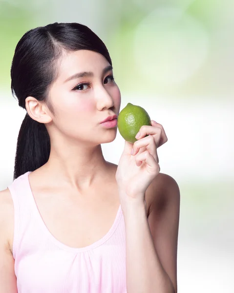 Girl holding lemon — Stock Photo, Image