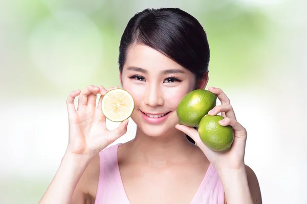 Girl showing lemons — Stock Photo, Image