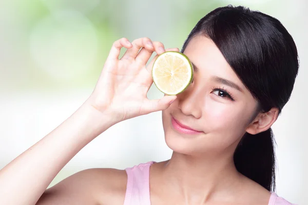 Chica mostrando limón —  Fotos de Stock