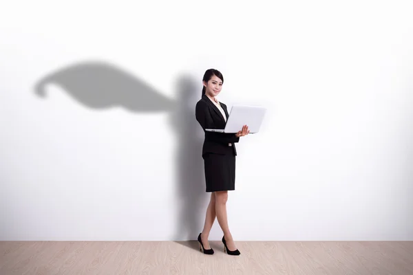 Mulher de negócios segurando computador — Fotografia de Stock