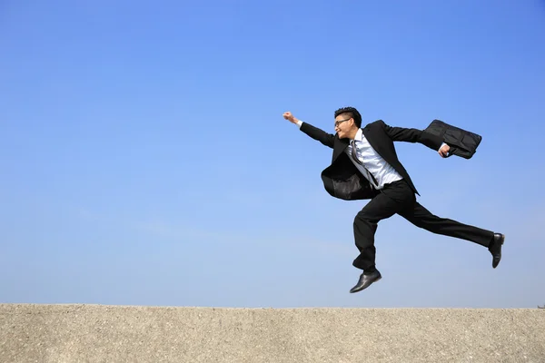 Gelukkig business man loopt — Stockfoto