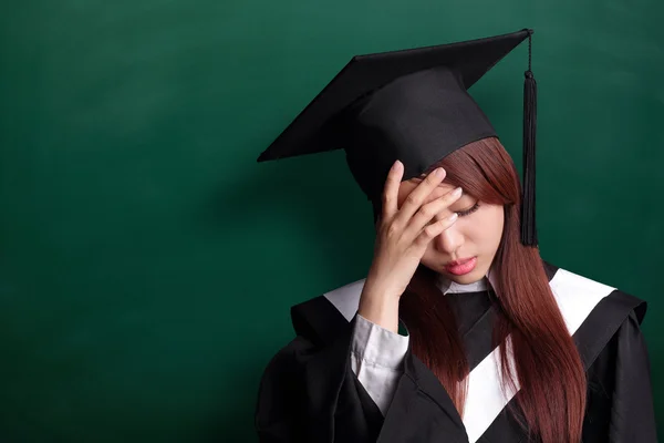 Studentin berührt ihren Kopf — Stockfoto