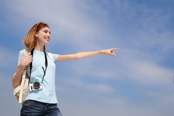 Glückliche Frau, die etwas zeigt — Stockfoto