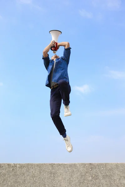 Homme sautant et criant — Photo
