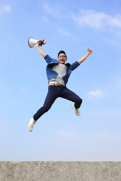 Junger Mann springt — Stockfoto