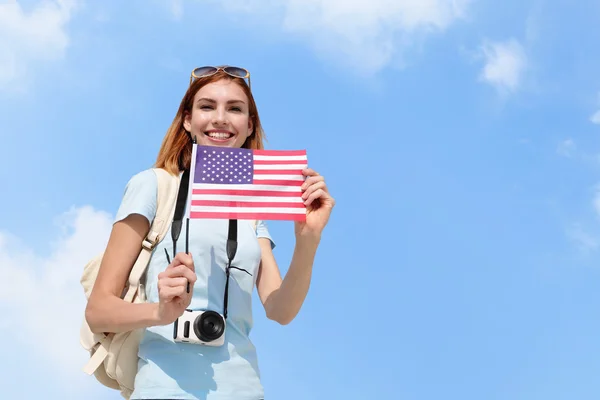 Kvinna som håller amerikansk flagga — Stockfoto