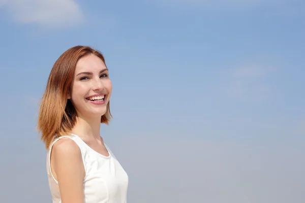 Mujer sonriente posando —  Fotos de Stock