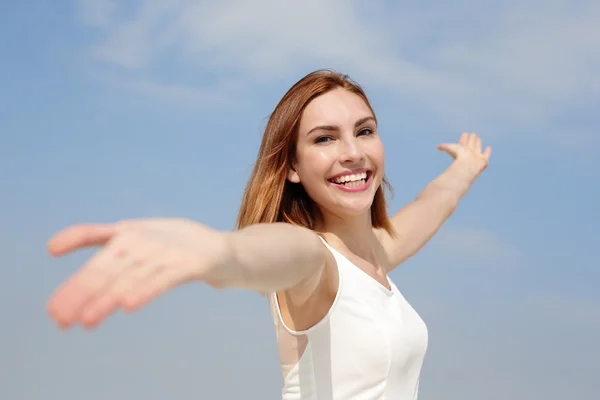 Vrouw genieten van natuur — Stockfoto