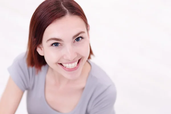 Felice giovane bella donna sorridente — Foto Stock