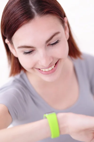 Mujer mirando reloj inteligente — Foto de Stock