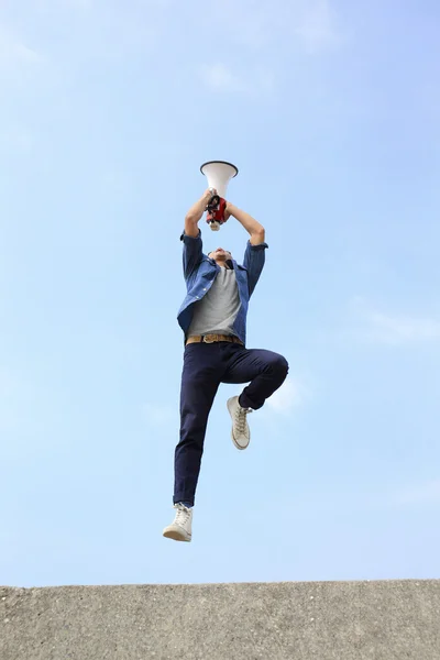 점프 하는 인간과 소리 — 스톡 사진