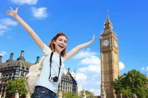 Frau posiert in London — Stockfoto