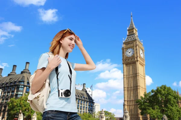 Londra'da duran kadın — Stok fotoğraf