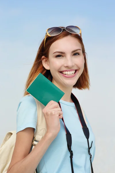 Mulher feliz segurando passaporte — Fotografia de Stock