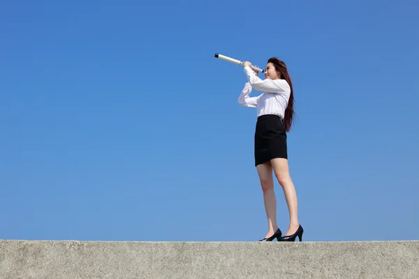 Mujer mirando hacia adelante en el futuro — Foto de Stock