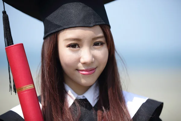 Estudante graduado sorrindo — Fotografia de Stock