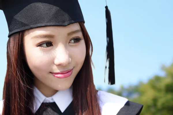 Estudante graduado sorrindo — Fotografia de Stock