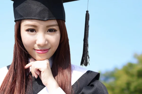 Estudante graduado sorrindo — Fotografia de Stock