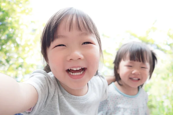 Criança feliz tomando uma selfie — Fotografia de Stock