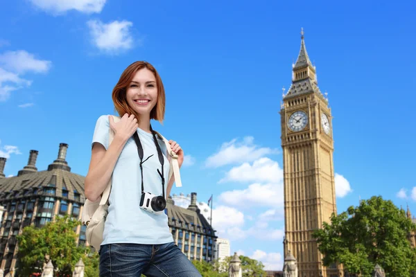 Londra'da duran mutlu kadın — Stok fotoğraf