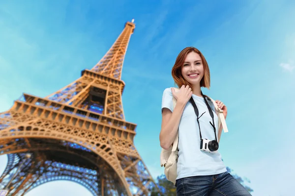 Femme heureuse debout à Paris — Photo