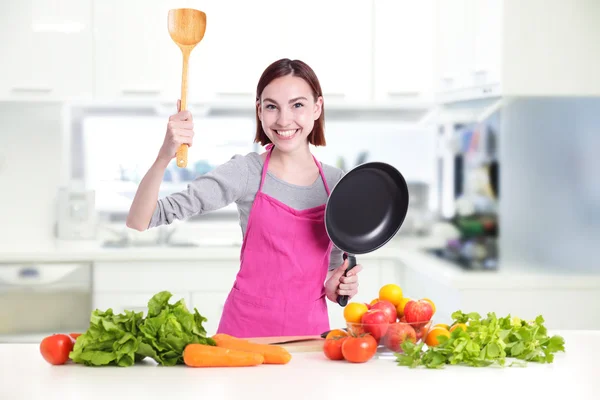 Feliz sorriso mulher na cozinha — Fotografia de Stock