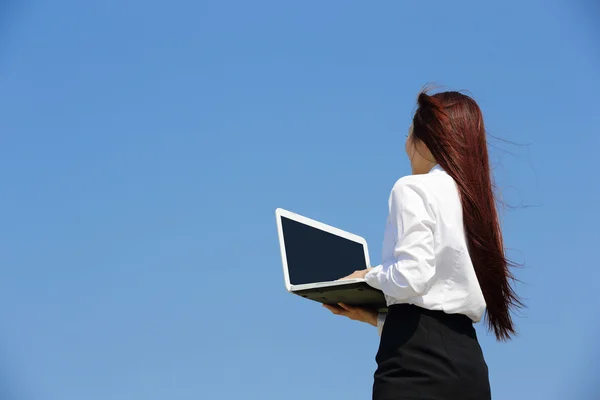 Vrouw bedrijf computer — Stockfoto