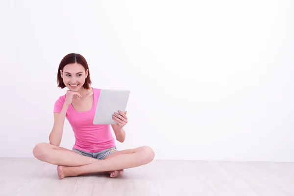 Jovem mulher usando tablet pc — Fotografia de Stock