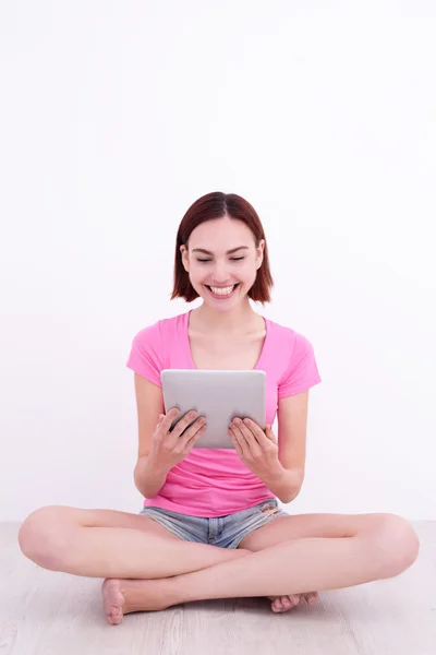 Νεαρή γυναίκα που χρησιμοποιεί το tablet pc — Φωτογραφία Αρχείου