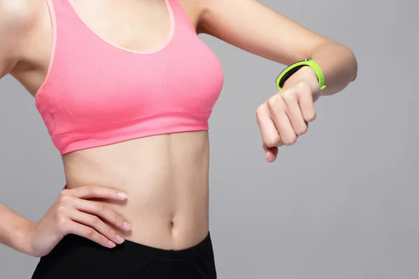 Mujer con reloj inteligente — Foto de Stock