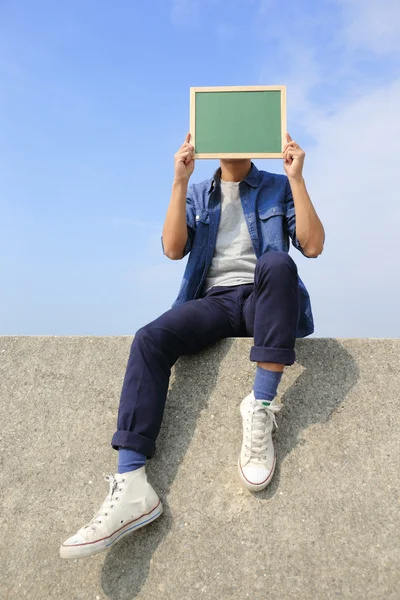 Mutlu bir adam holding yazı tahtası — Stok fotoğraf