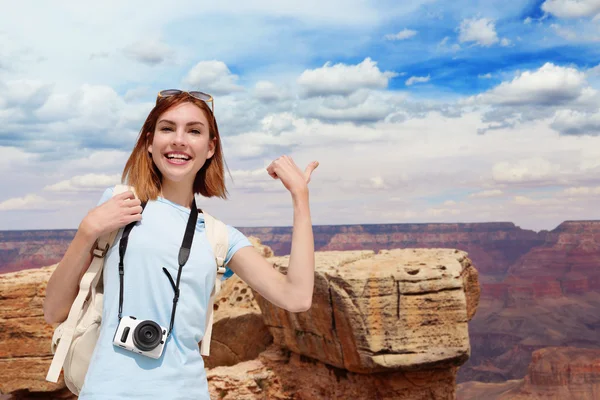 Femme pointant sur le grand canyon — Photo