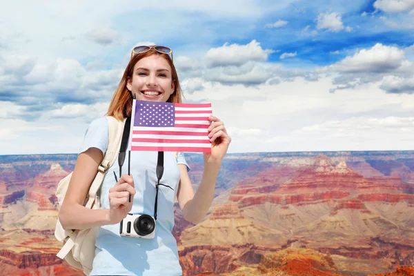 Amerikai zászlót tartó női — Stock Fotó