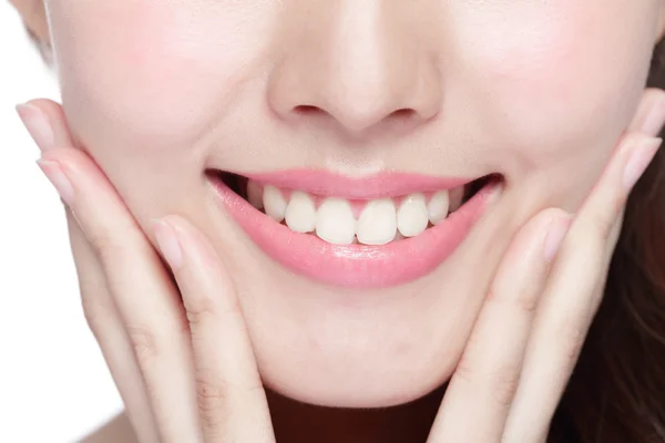 Jovem mulher sorrindo — Fotografia de Stock