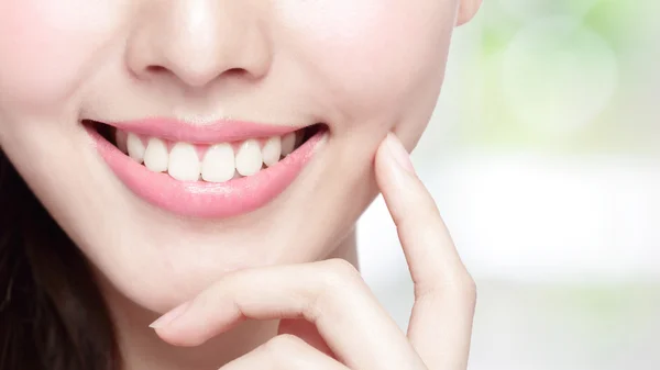 Dientes de salud mujer joven — Foto de Stock