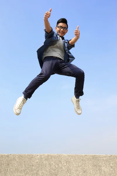 Gelukkig man springen — Stockfoto