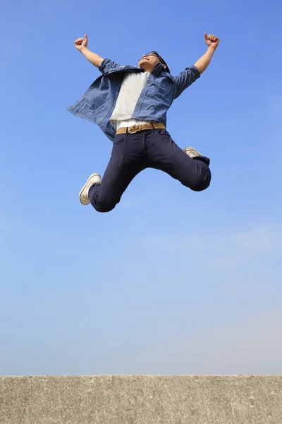 Gelukkig man springen — Stockfoto
