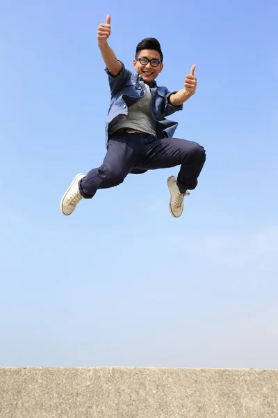 Glücklicher Mann springt — Stockfoto