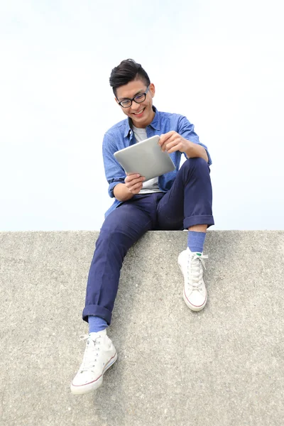 Homme heureux utilisant une tablette numérique — Photo
