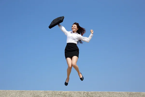 Успешная деловая женщина прыгает — стоковое фото