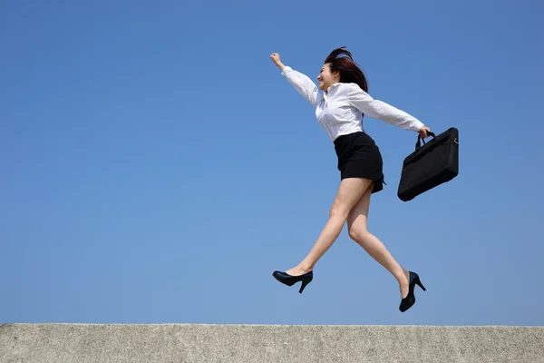 ビジネスの成功の女性のジャンプ — ストック写真