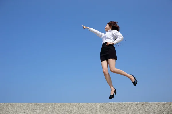 Donna d'affari di successo saltando — Foto Stock